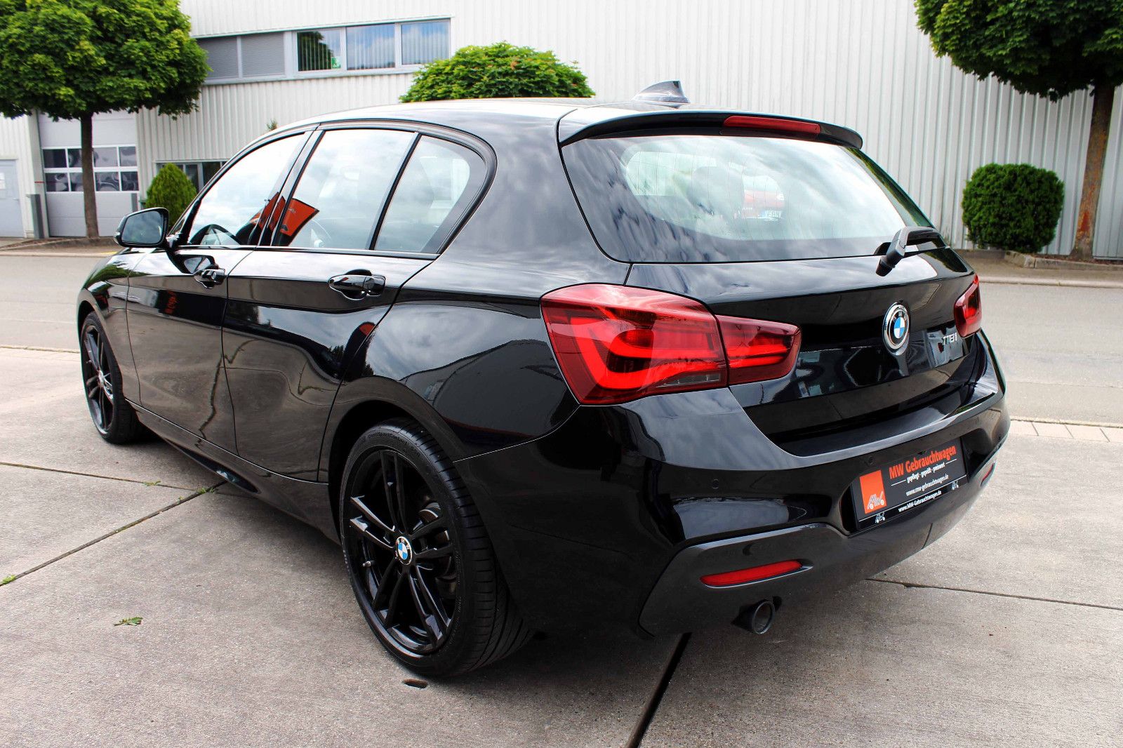 Fahrzeugabbildung BMW 118i F20 Edition M-Sport Shadow LED SHZ NAV KAM