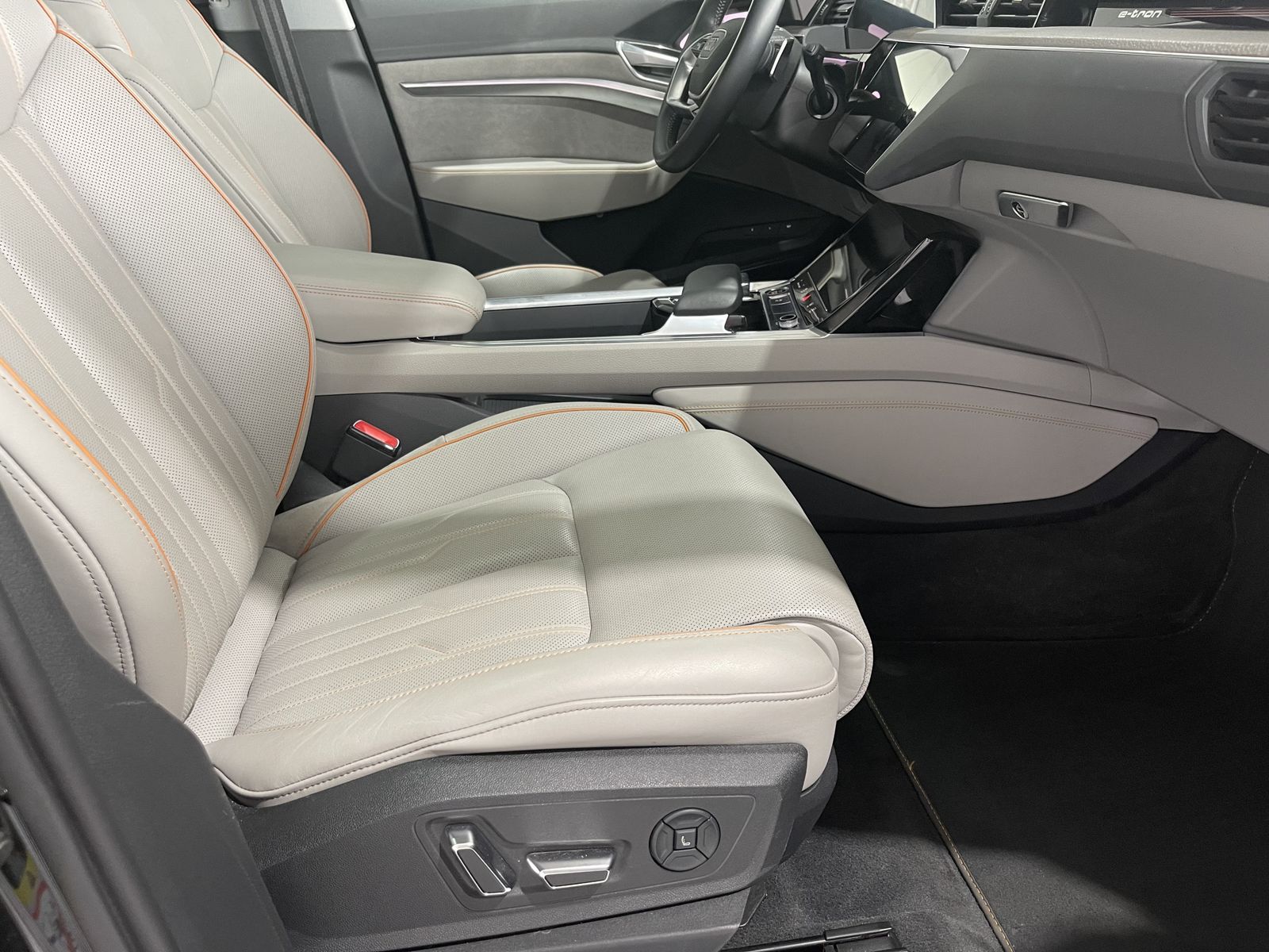Fahrzeugabbildung Audi e-tron 55 Quattro*S-line*22°zoll*HUD*Leder*Cam*