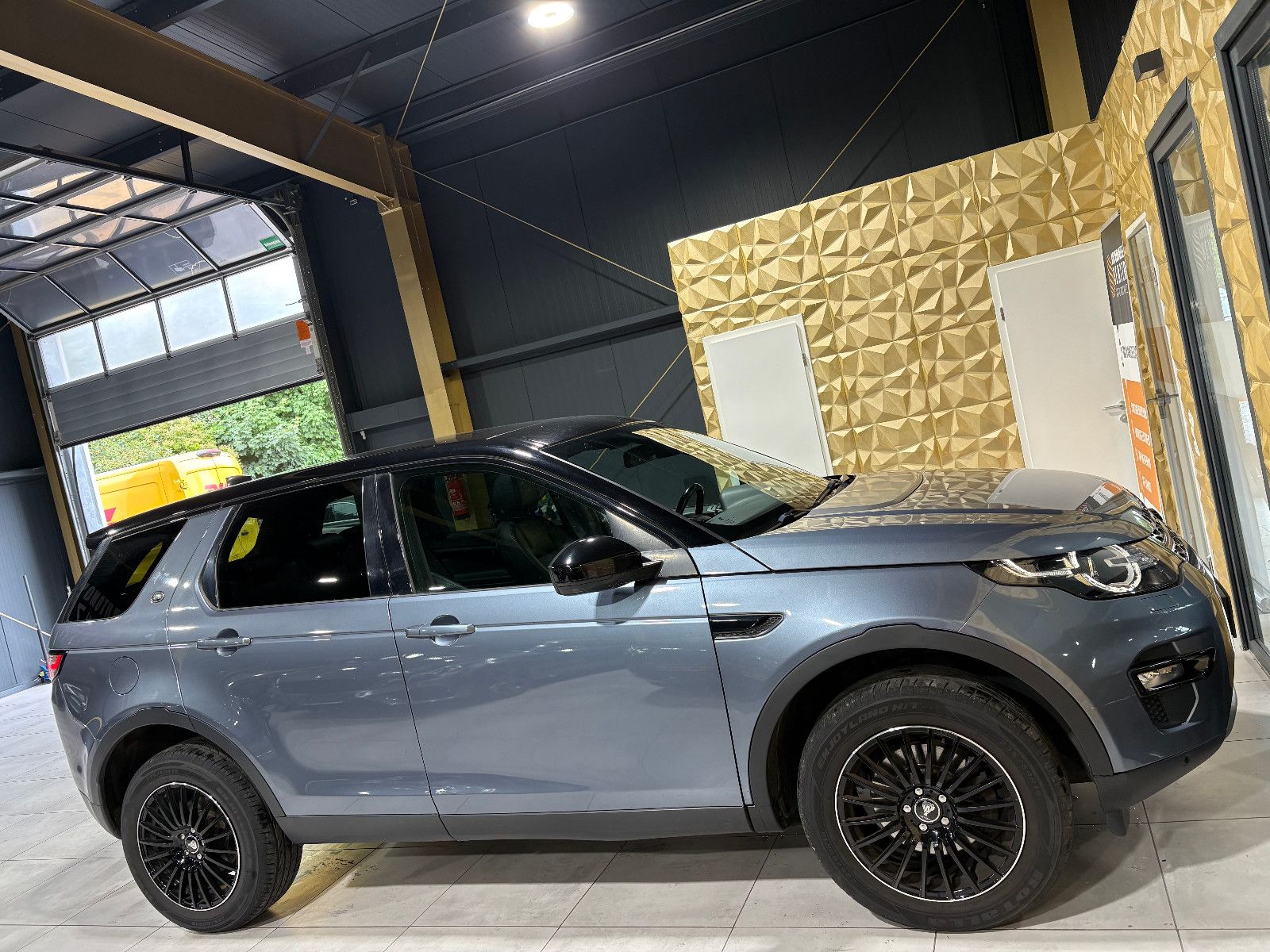 Fahrzeugabbildung Land Rover Discovery Sport SE AWD/PANO/ACC/NAVI/KAMERA/SHZ