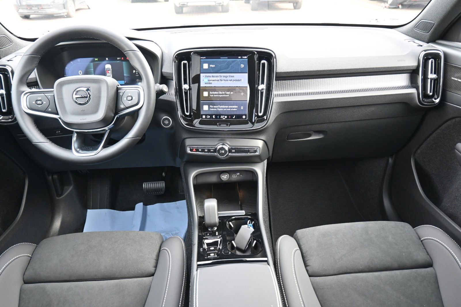 Fahrzeugabbildung Volvo XC40 B4 Black Ultra Dark*FSHZG*PANO*360°*ACC*AHK