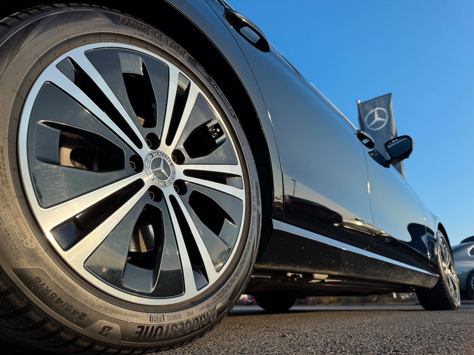 Fahrzeugabbildung Mercedes-Benz E 220d Avantgarde+Pano+AHK+DistrPlus+MultiBeam+