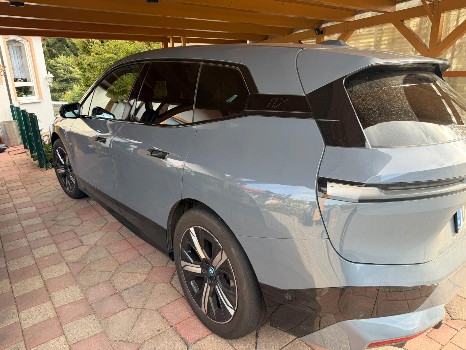 BMW iX xDrive50 - Storm Bay - Naturleder Castanea