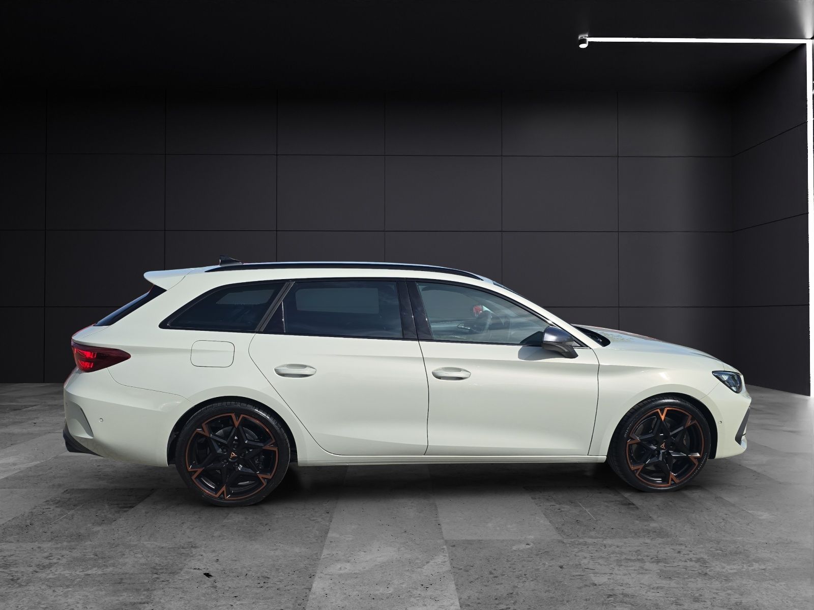 Fahrzeugabbildung CUPRA Leon Sportstourer 2.0 TSI  4Drive VZ DSG AHZ KAM