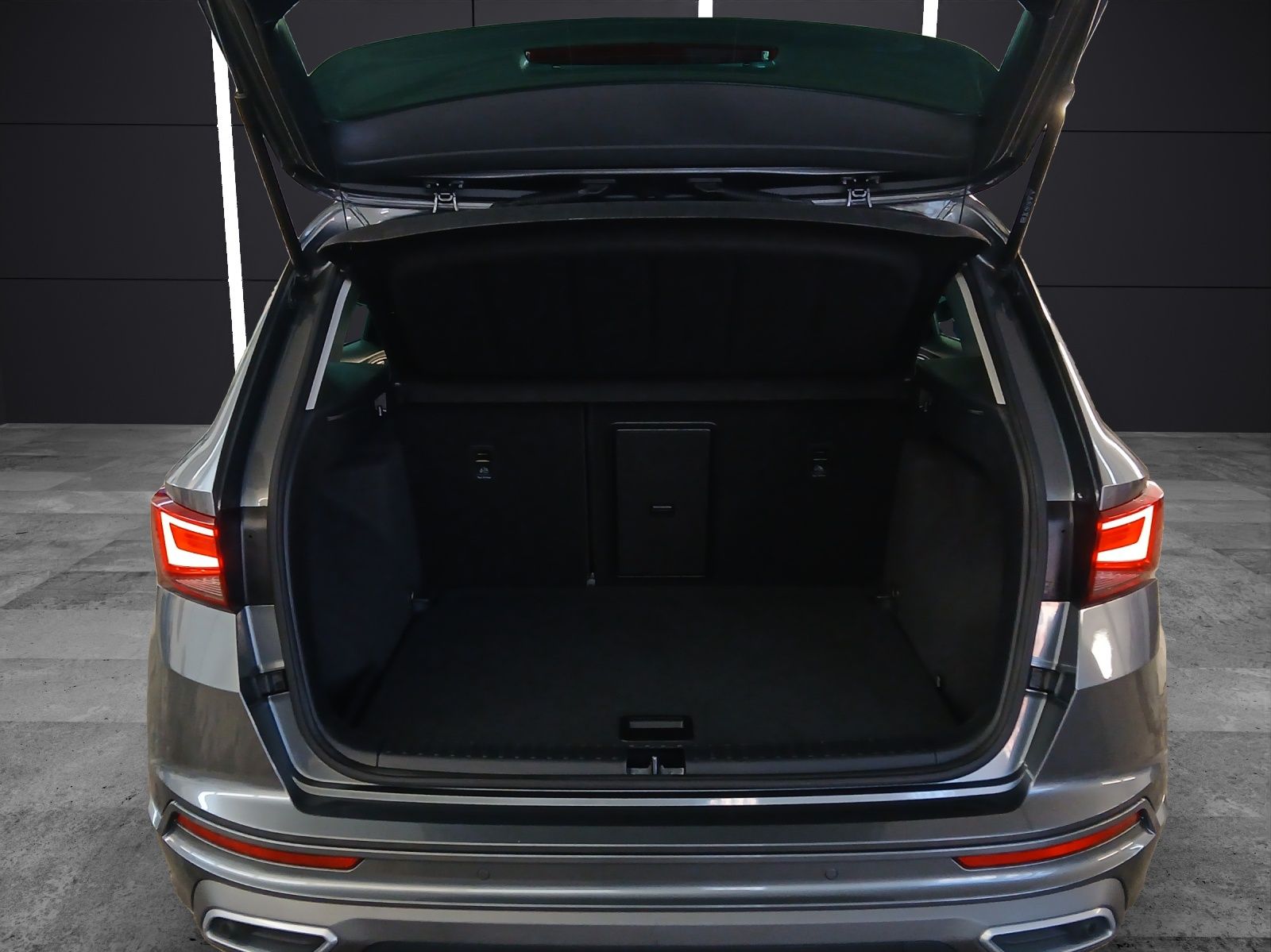 Fahrzeugabbildung SEAT Ateca TSI FR LED AHK Navi AID ACC RFK SH