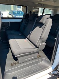 Bild 21 Opel Vivaro Kombi XL 9 Sitze 8 AT Heckklappe