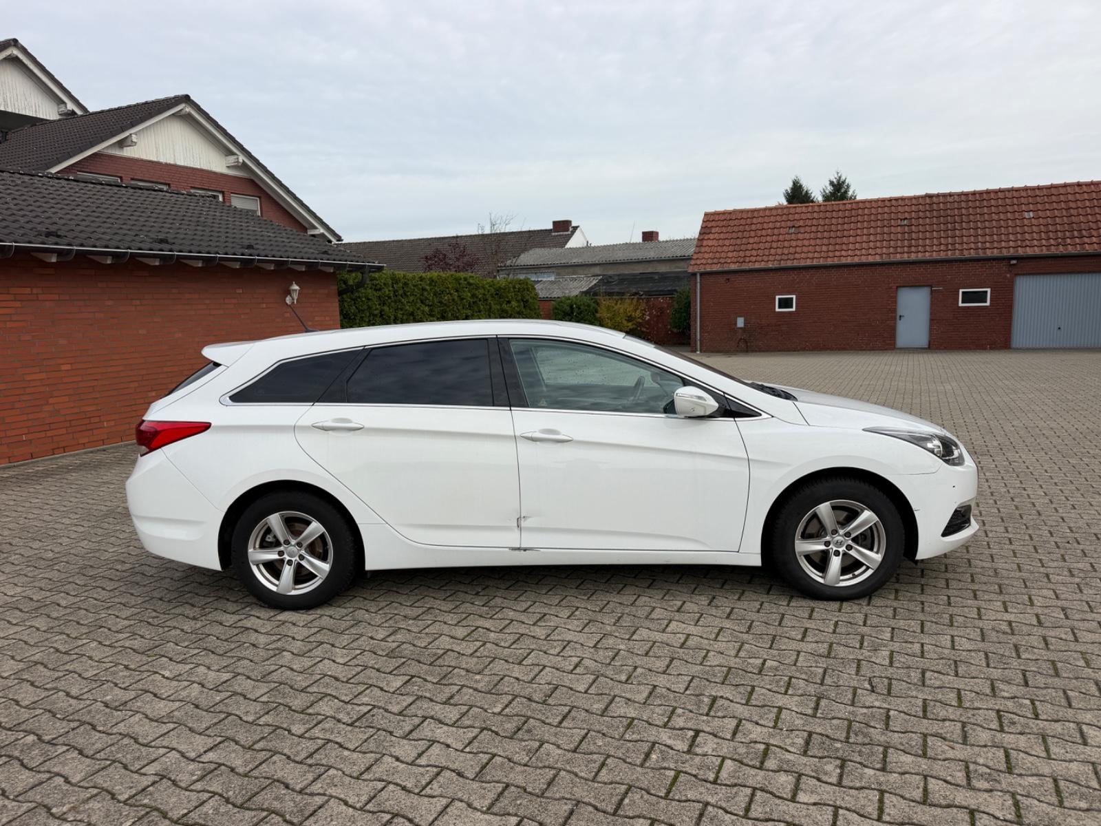Hyundai i40 2015 — rear view