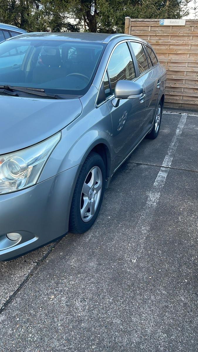 Toyota Avensis 2010 — rear view