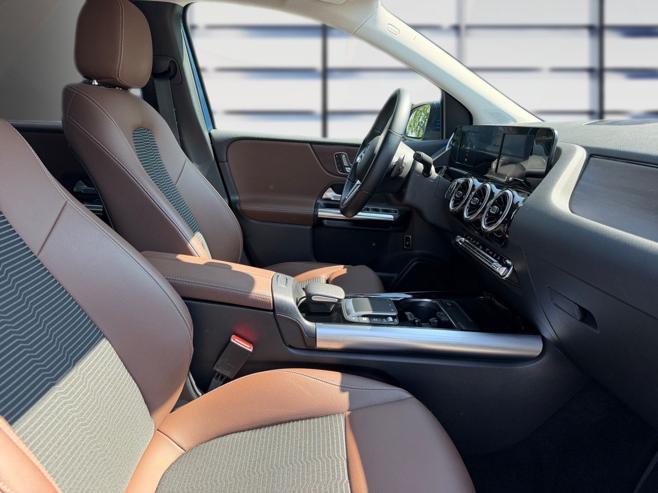 Fahrzeugabbildung Mercedes-Benz B 250 e STNDHZ+AHK+360°+LED+SHZ+TOTWINKEL+
