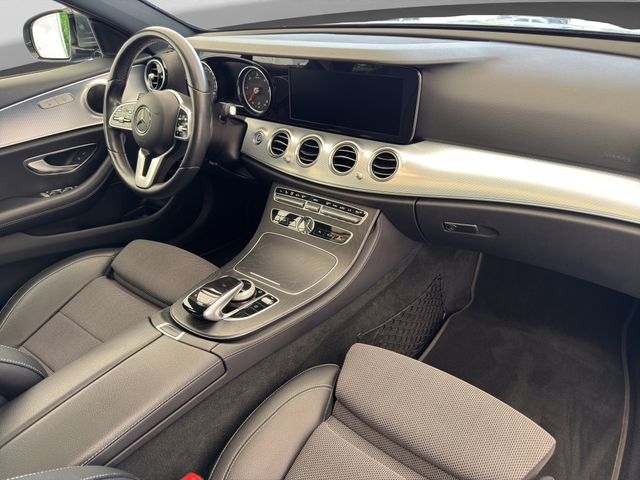 Fahrzeugabbildung Mercedes-Benz E 220 d Lim. Avantgarde+LED+Kamera+Schiebedach