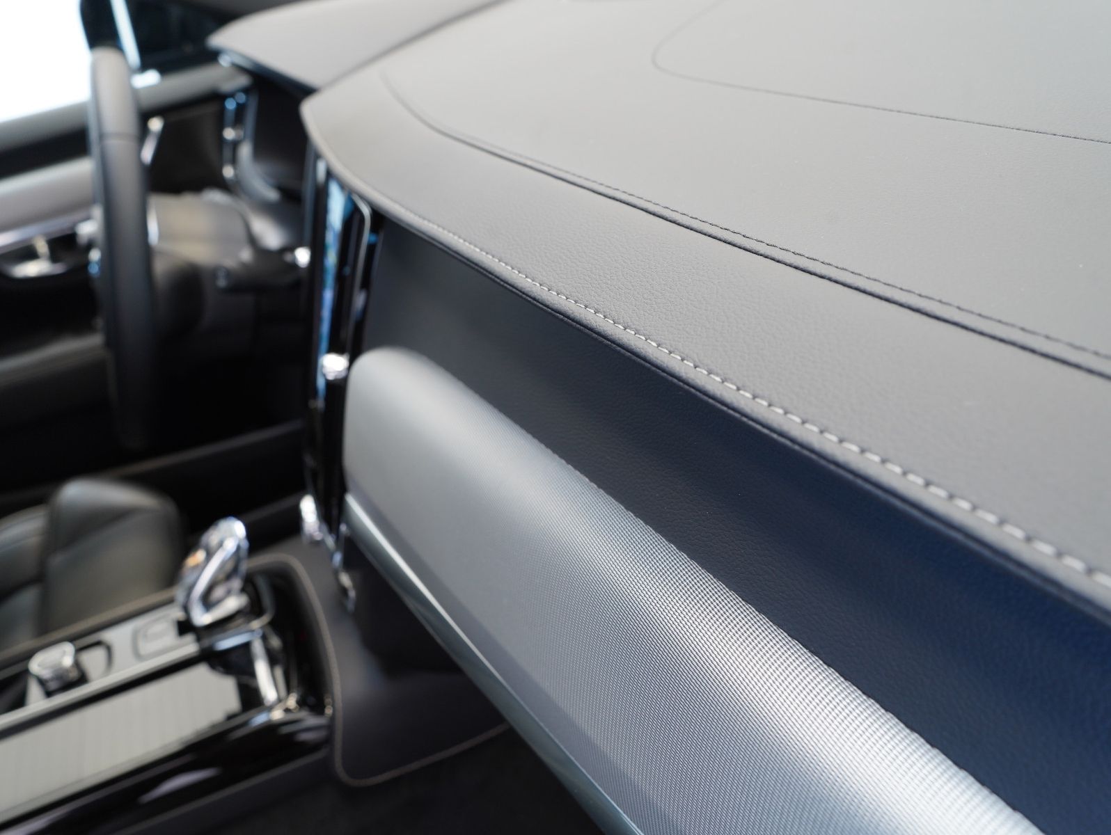 Fahrzeugabbildung Volvo V90 T6 AWD Recharge Plug-In Plus Dark