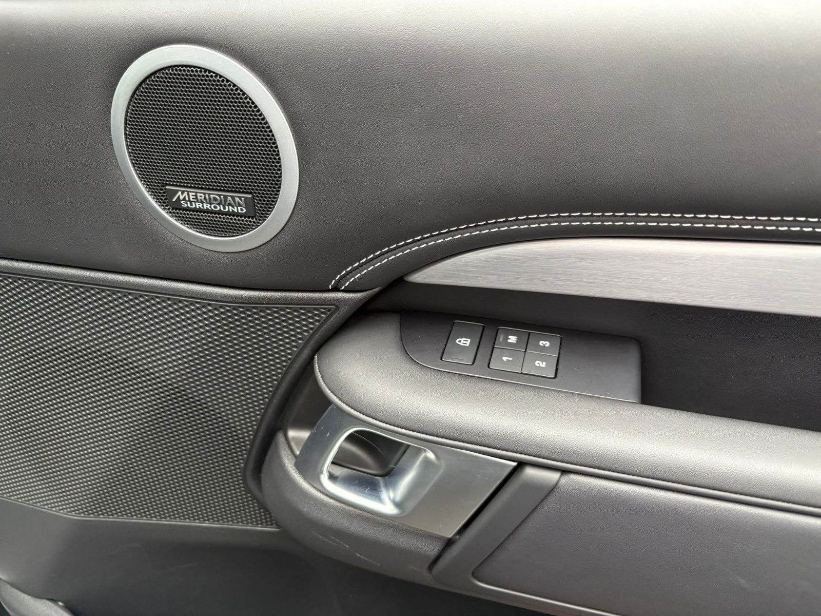 Fahrzeugabbildung Land Rover 5 R-Dynamic HSE D300/7-SITZER/PANO/3D-KAM/VOLL