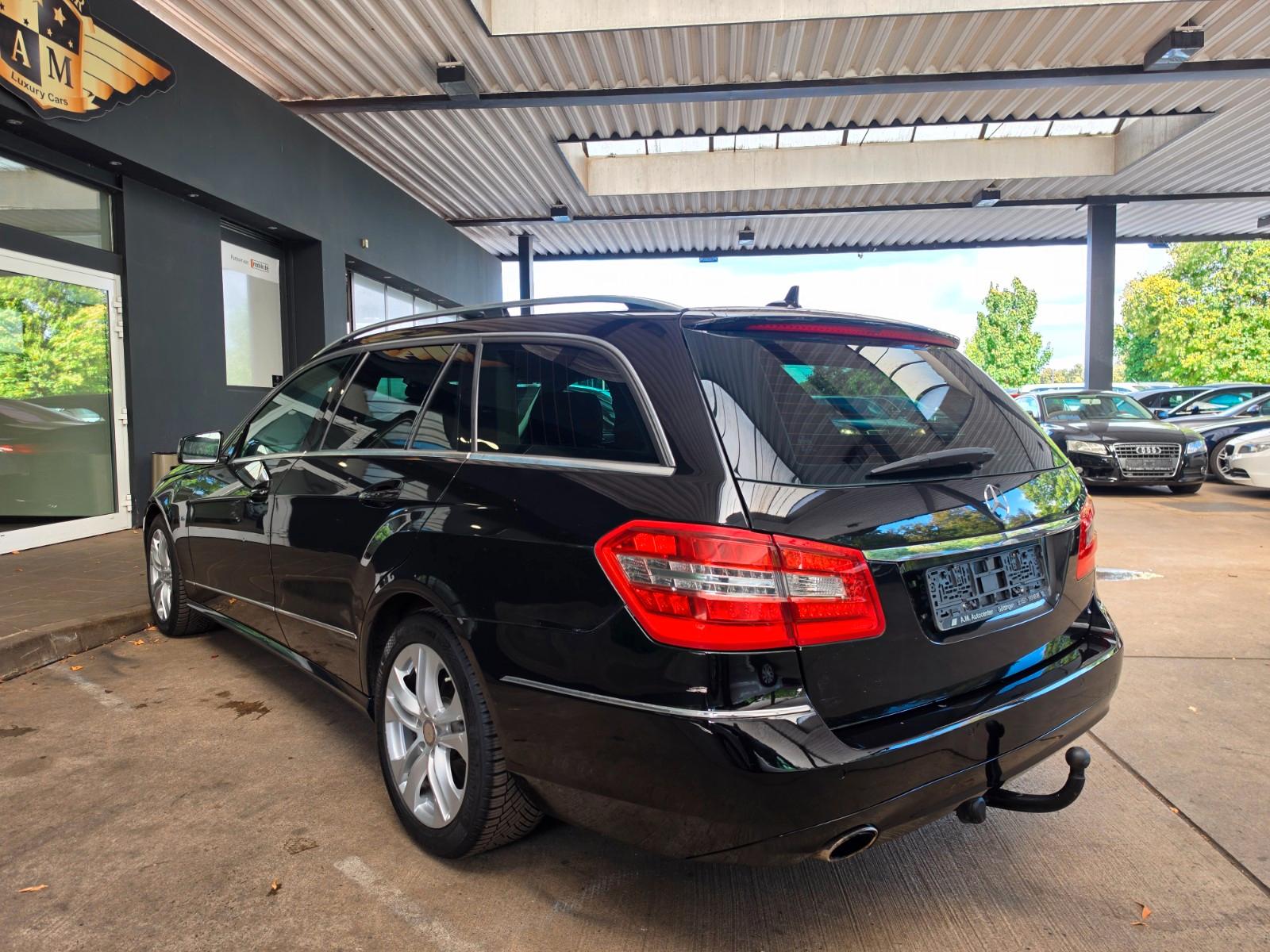 Mercedes-Benz E200 2011 — photo 25