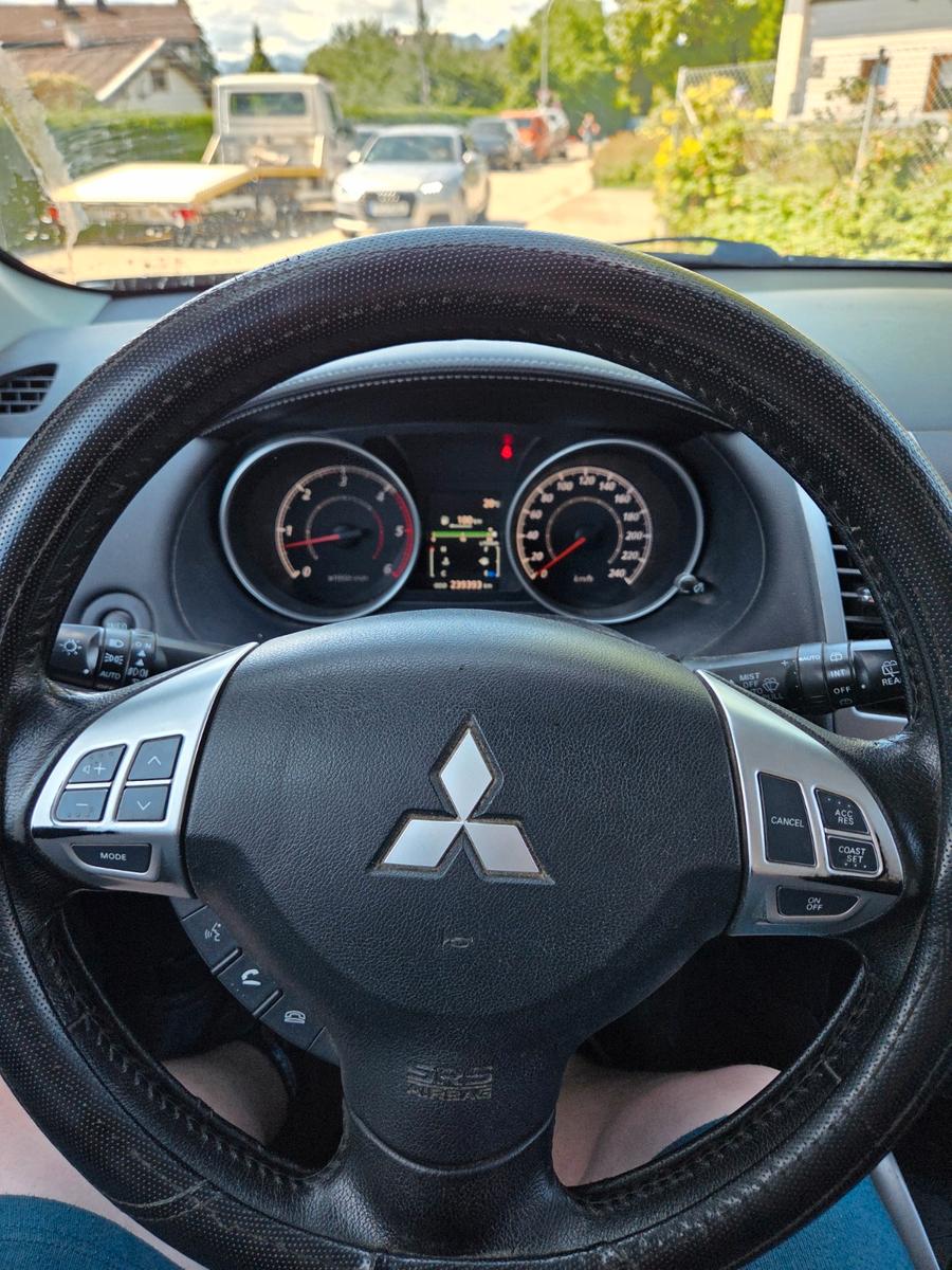 Mitsubishi Outlander Invite 4WD