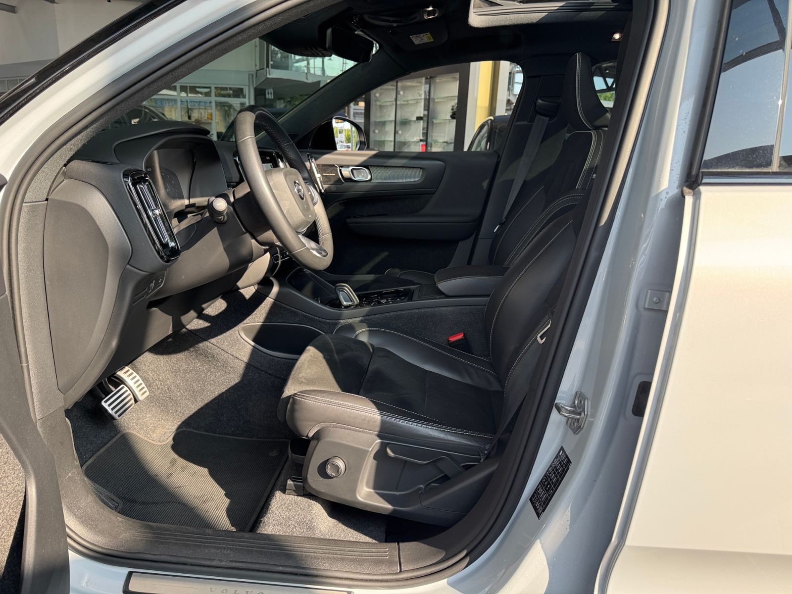 Fahrzeugabbildung Volvo XC40 R Design 2WD PANO LED NAVI SHZ