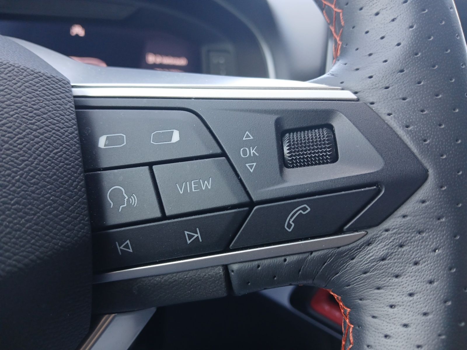 Fahrzeugabbildung SEAT Arona TSI FR-Line LED AID GRA PDC SH LM