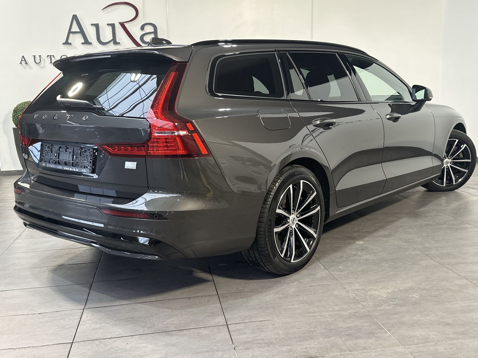 Fahrzeugabbildung Volvo V60 Ultimate Plug-In Hybrid AWD NAV+LED+PANO+ACC