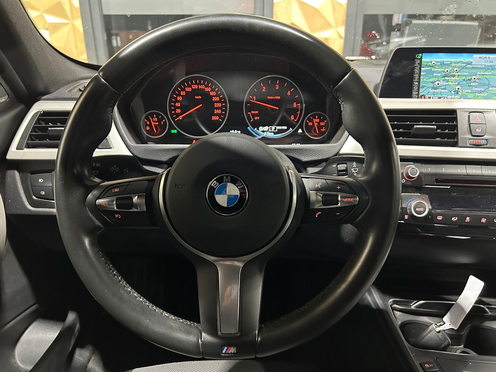 Fahrzeugabbildung BMW 320d SPORT/LEDER/ Advantag/360°/HEAD-UP/AUTOMATI