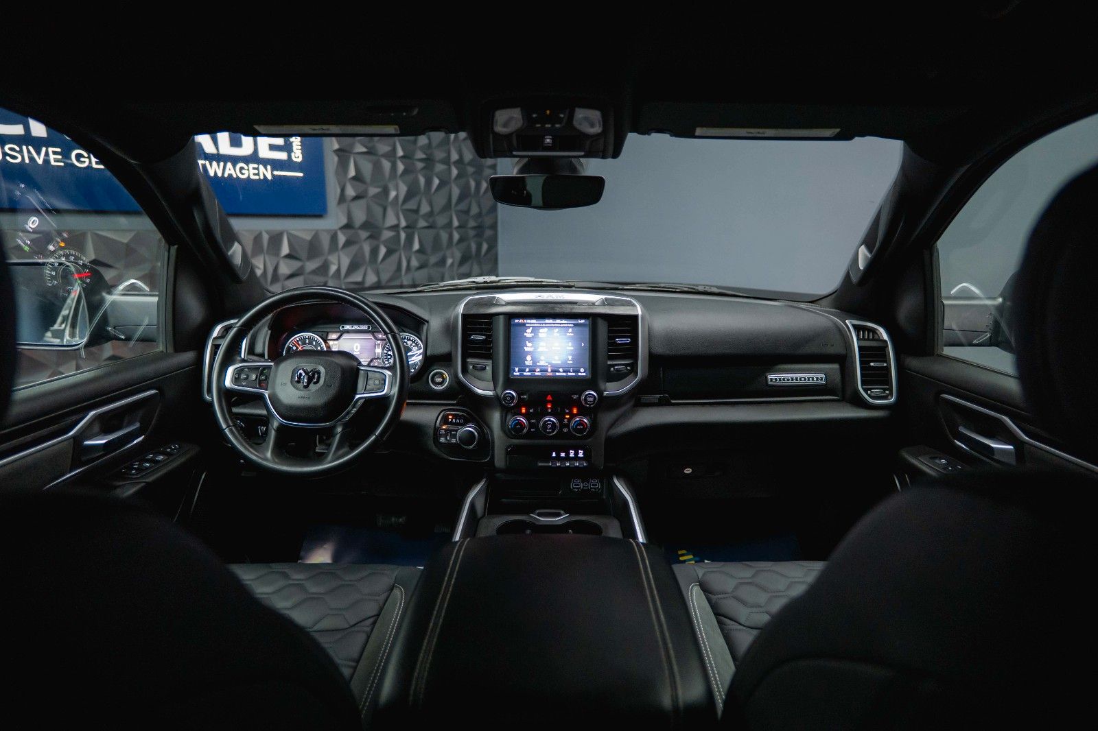 Fahrzeugabbildung Dodge RAM 5.7 V8 HEMI 4x4 Offroad Night-Paket LED 19%