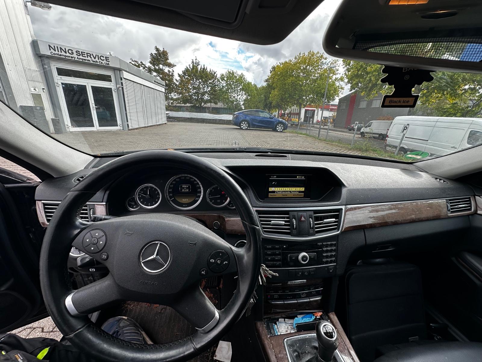 Mercedes-Benz E220 2011 — photo 12