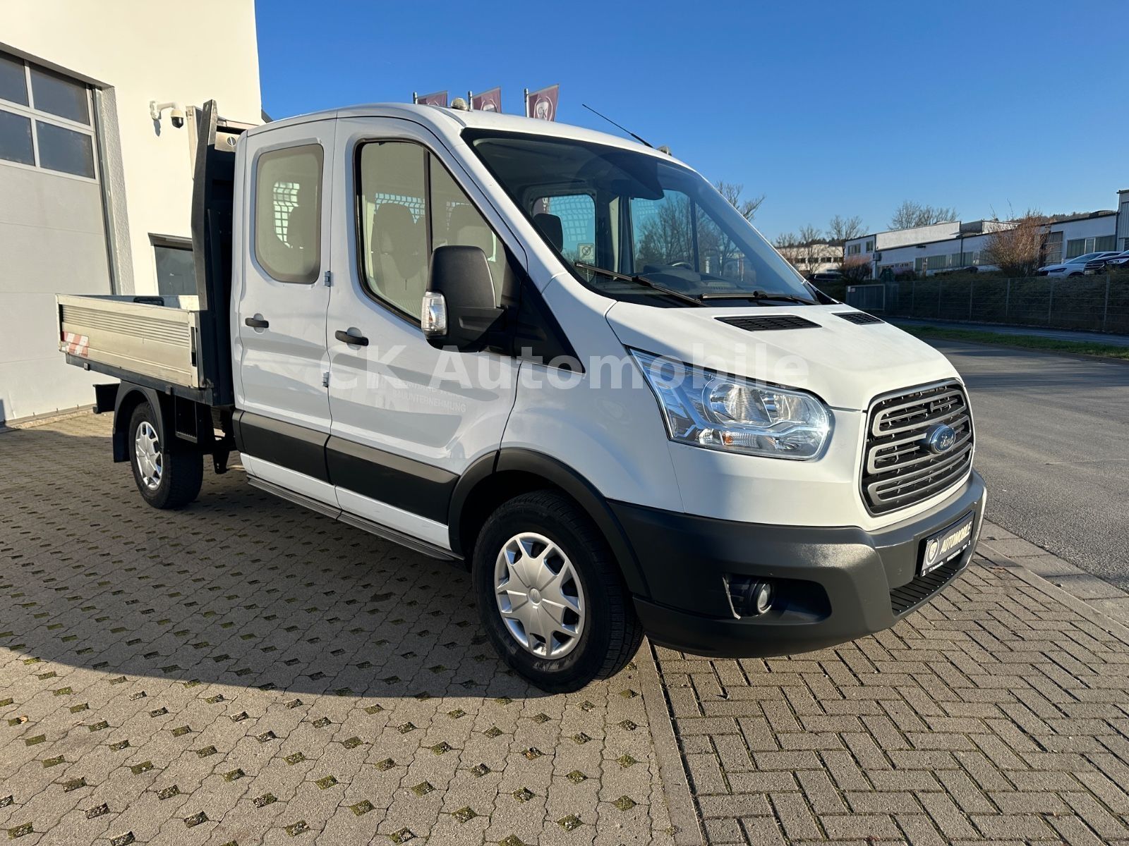 Fahrzeugabbildung Ford Transit Pritsche 350 L2 DoKA/7 Sitze/Klima/AHK