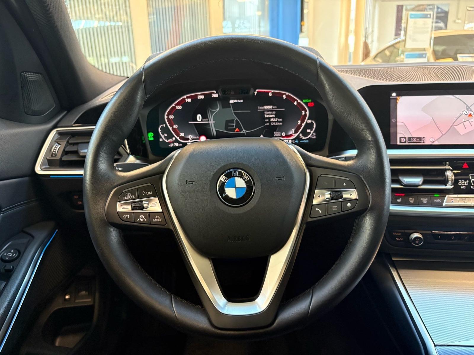 BMW 330e Sport Line DA Prof Laser PA HuD Pano HiFi