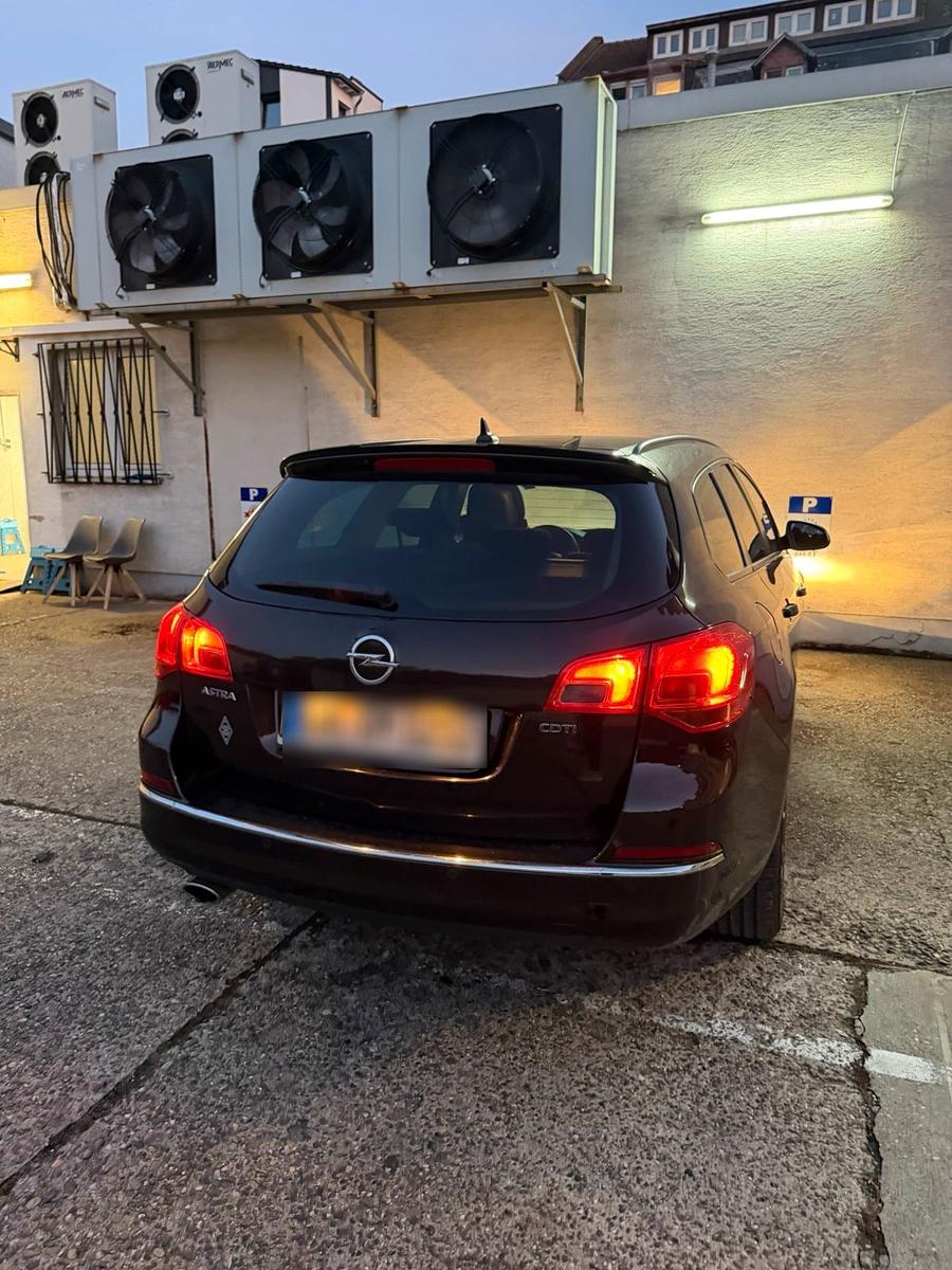 Opel Astra 2013 — rear view