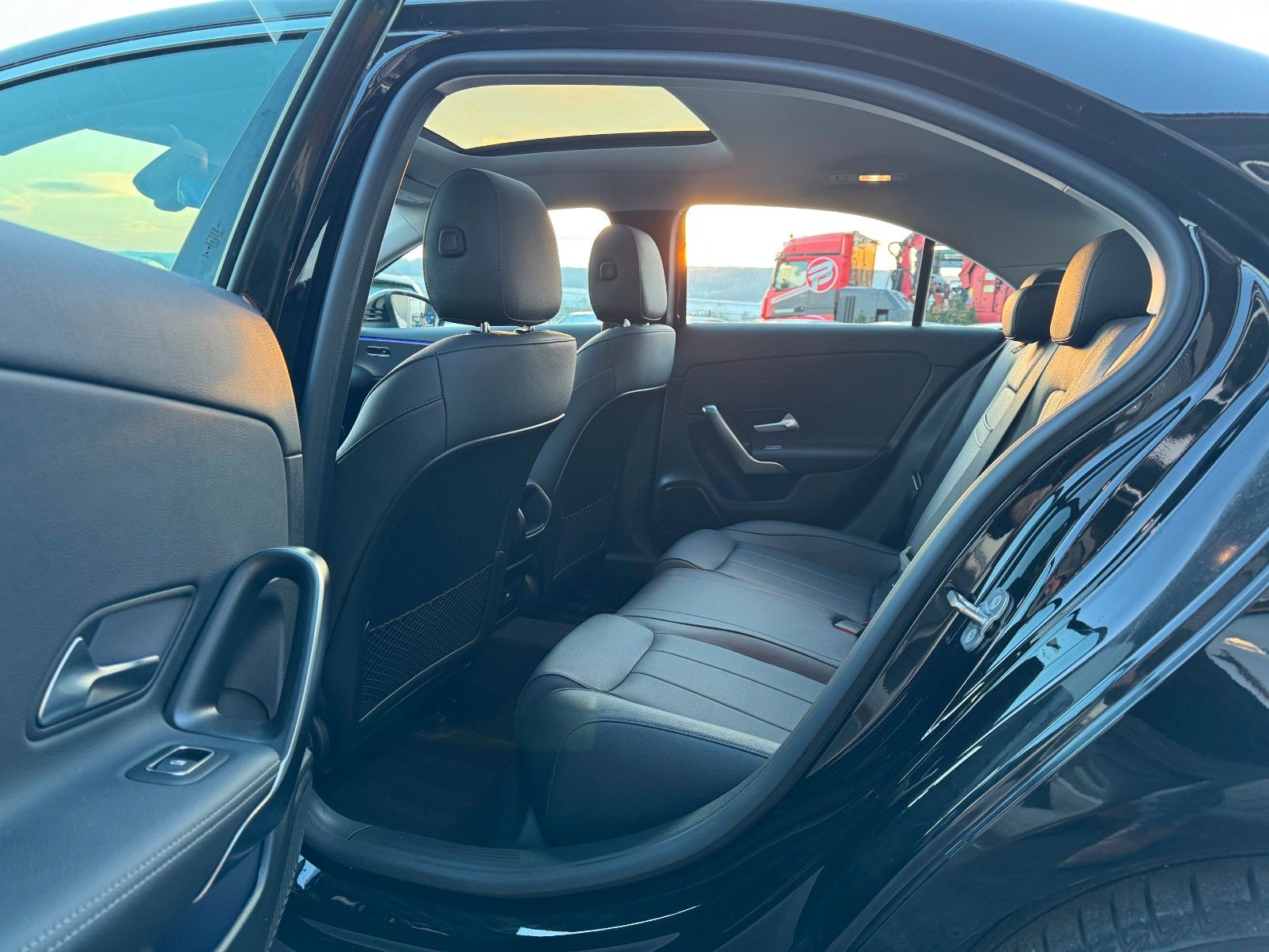 Fahrzeugabbildung Mercedes-Benz A 180 Pano+Ambiente+MBUX+Keyless+Leder+AMG18`