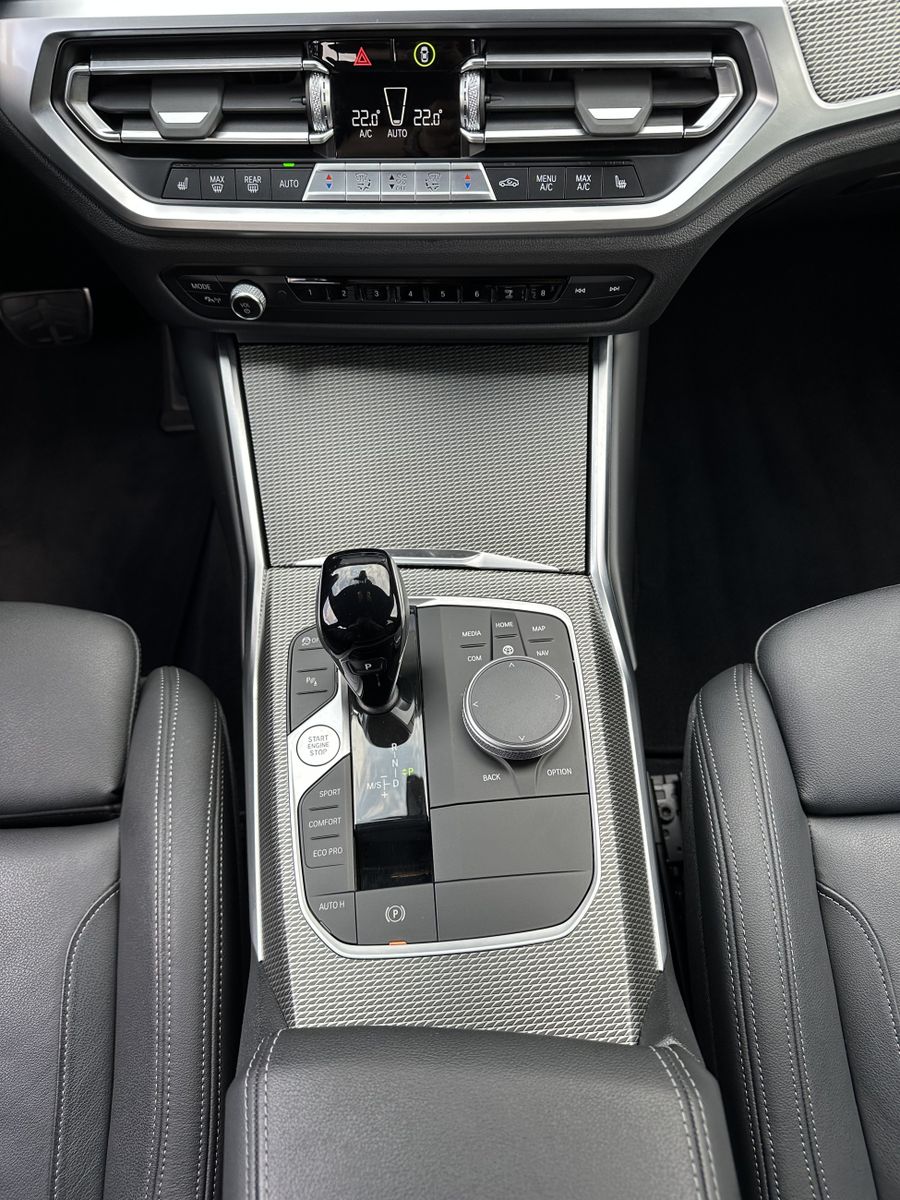 Fahrzeugabbildung BMW 320d Touring M-Sport NAV+LASER+HEAD-UP+KAMERA+PP