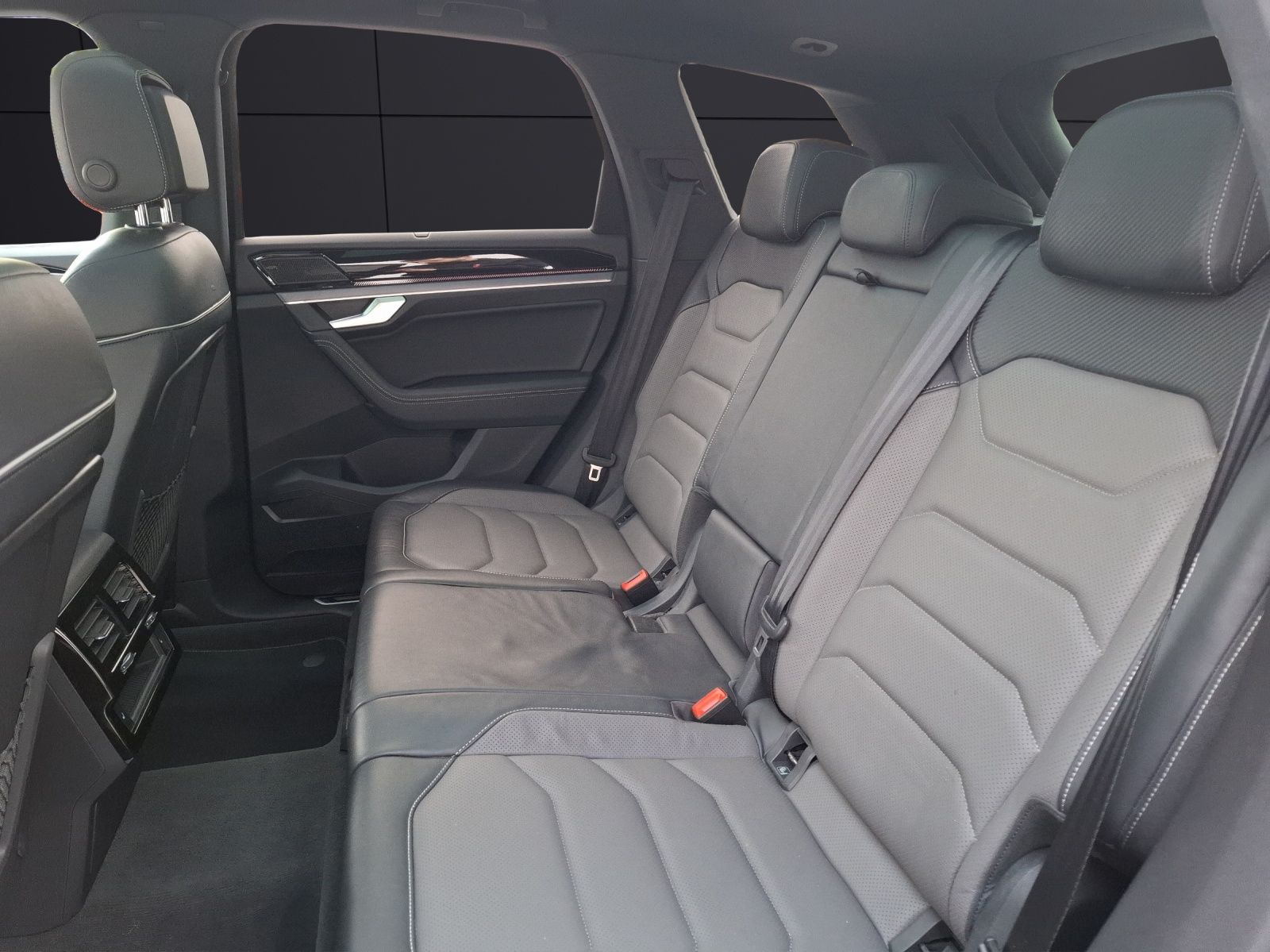 Fahrzeugabbildung Volkswagen Touareg R-Line TDI 4M IQ.Light ACC AHK STH PANO