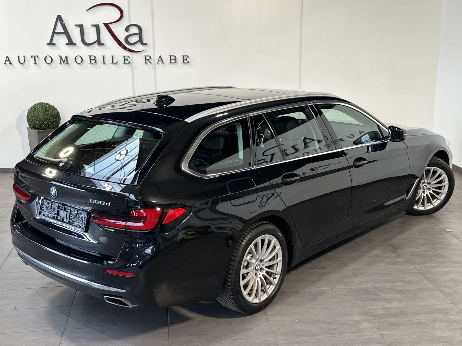 Fahrzeugabbildung BMW 520d Touring Luxury-Line NAV+LASER+PANO+HUD+360°