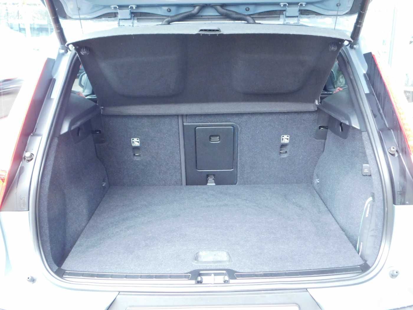 Fahrzeugabbildung Volvo XC40 T3 Geartronic Momentum Pro 'SHZ, LED, ALU'