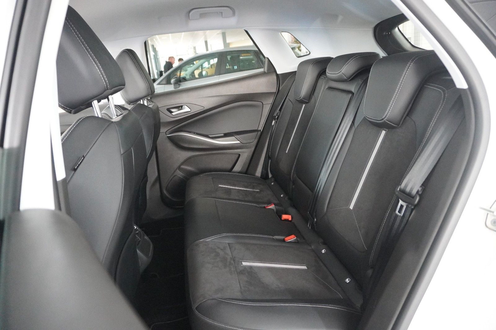 Fahrzeugabbildung Opel Grandland (X) 1.6T GSe HYBRID 4X4 NAVI/LED/SPORT