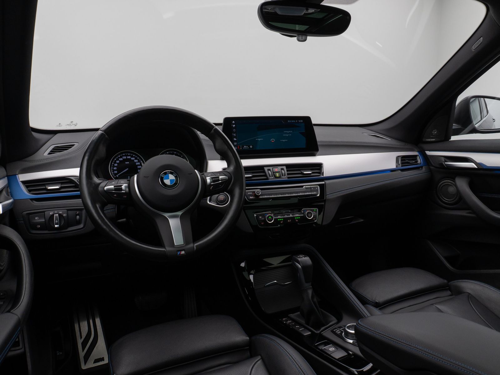 Fahrzeugabbildung BMW X1 xD25e M Sport Panorama Kamera HUD H/K Komfort