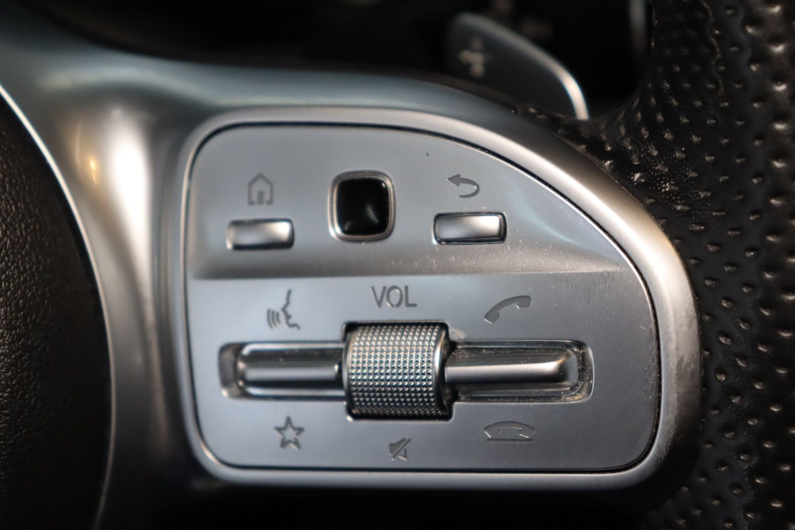 Fahrzeugabbildung Mercedes-Benz E 200 T 4Matic * Schiebedach * Navi * AMG line
