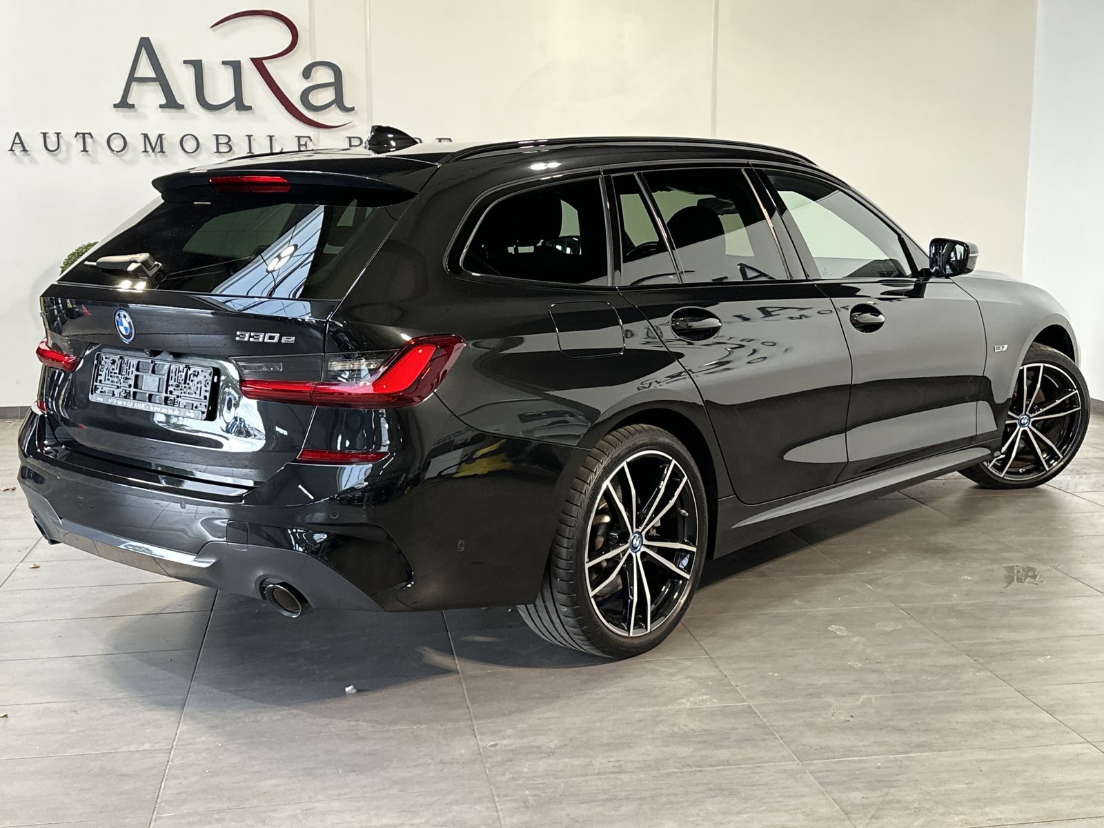 Fahrzeugabbildung BMW 330e Touring xDrive M-Sport NAV+LED+PANO+HEAD-UP