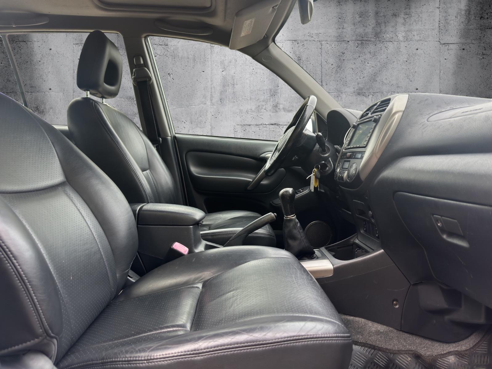 Toyota RAV4 2.0 VVT-i 150 ch 4x4 Executive • Cuir • Toit ouvrant • GPS • Clim auto • Sièges chauffants