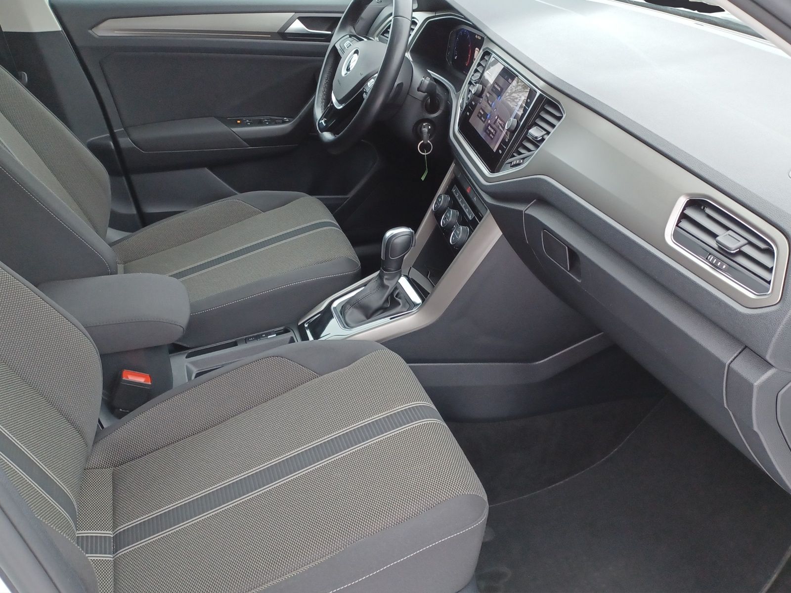 Fahrzeugabbildung Volkswagen T-Roc TSI Style DSG LED AHK Navi AID ACC RFK SH