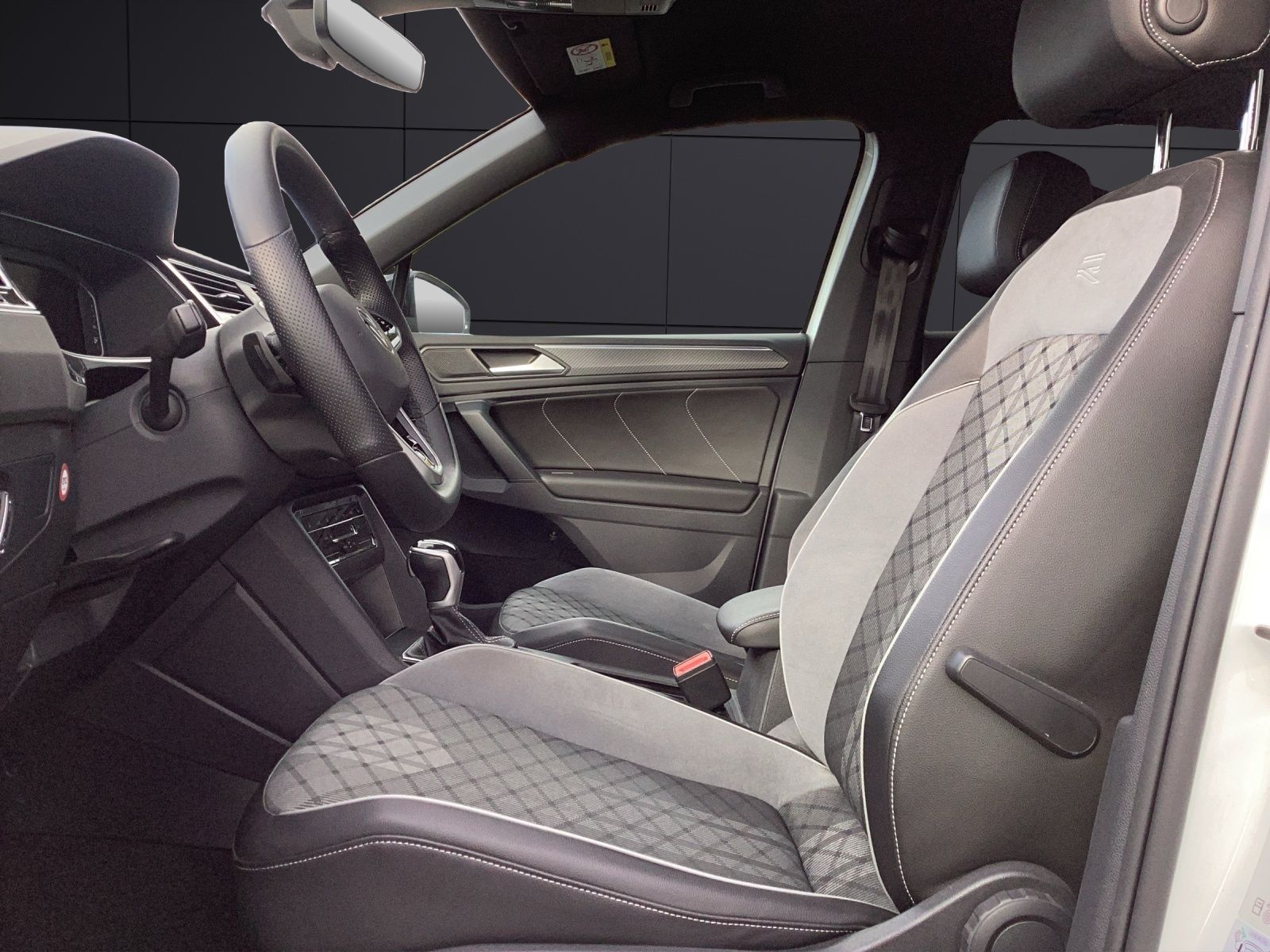 Fahrzeugabbildung Volkswagen Tiguan TSI R-Line DSG 4M Matrix AHK Navi AID ACC