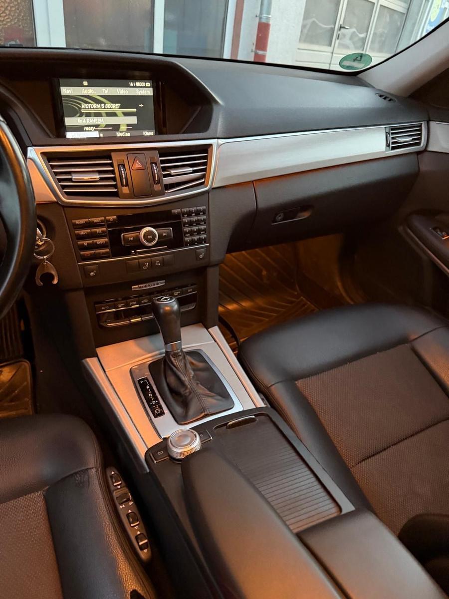 Mercedes-Benz 220 2010 — photo 11