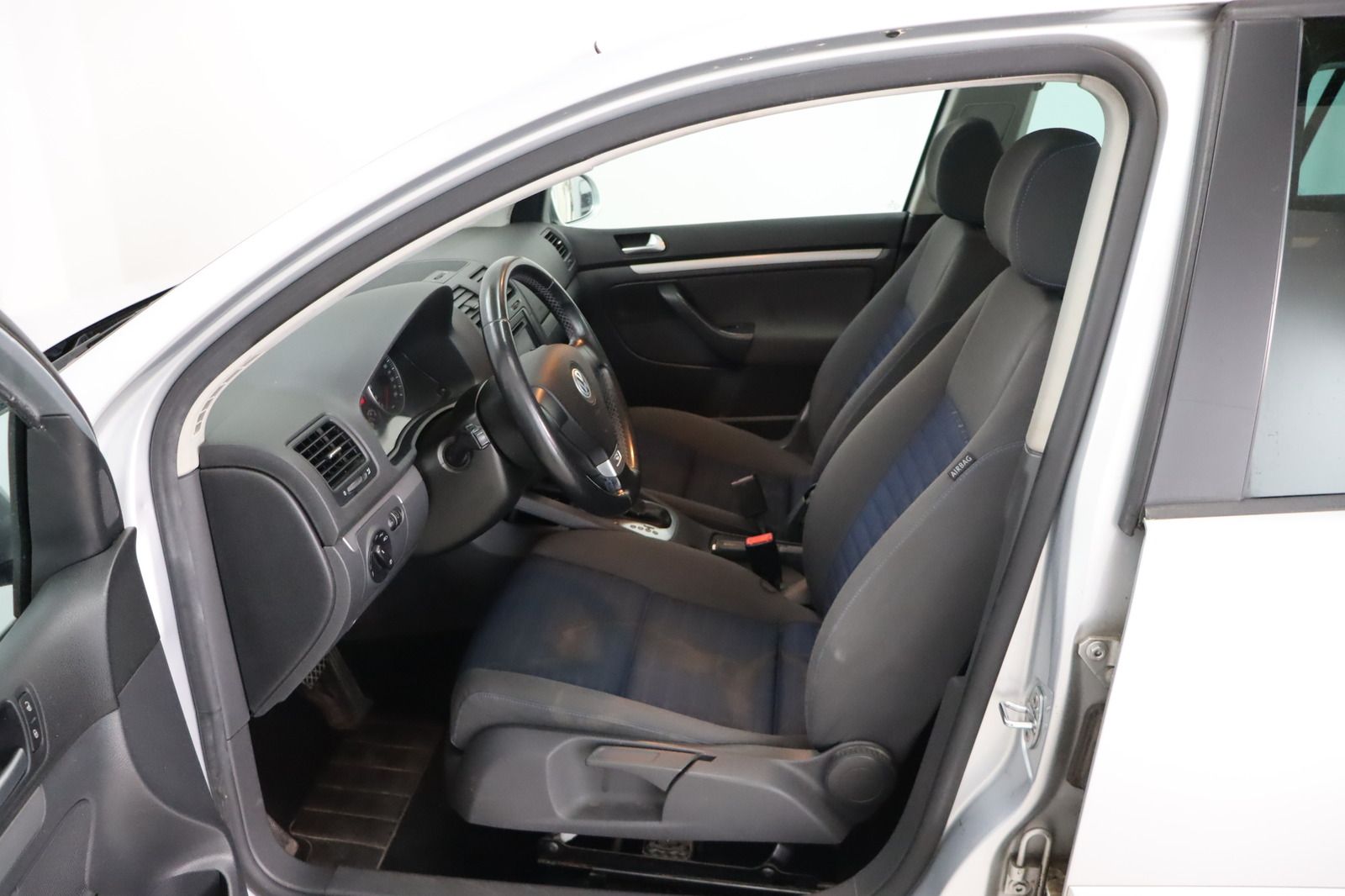 Fahrzeugabbildung Volkswagen Golf V 2.0 TDI DSG Tour HU 04.2028