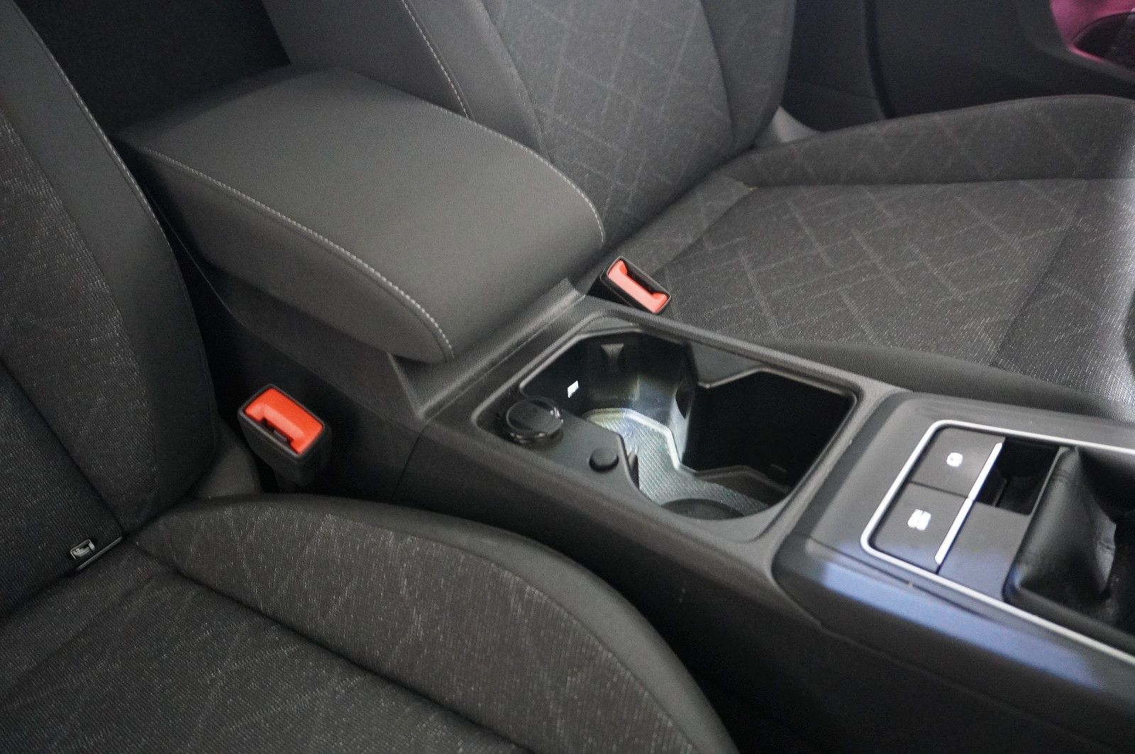 Fahrzeugabbildung Volkswagen Golf VIII Lim. 2.0 TDI LIFE NAVI/LED/VIRT./DAB+