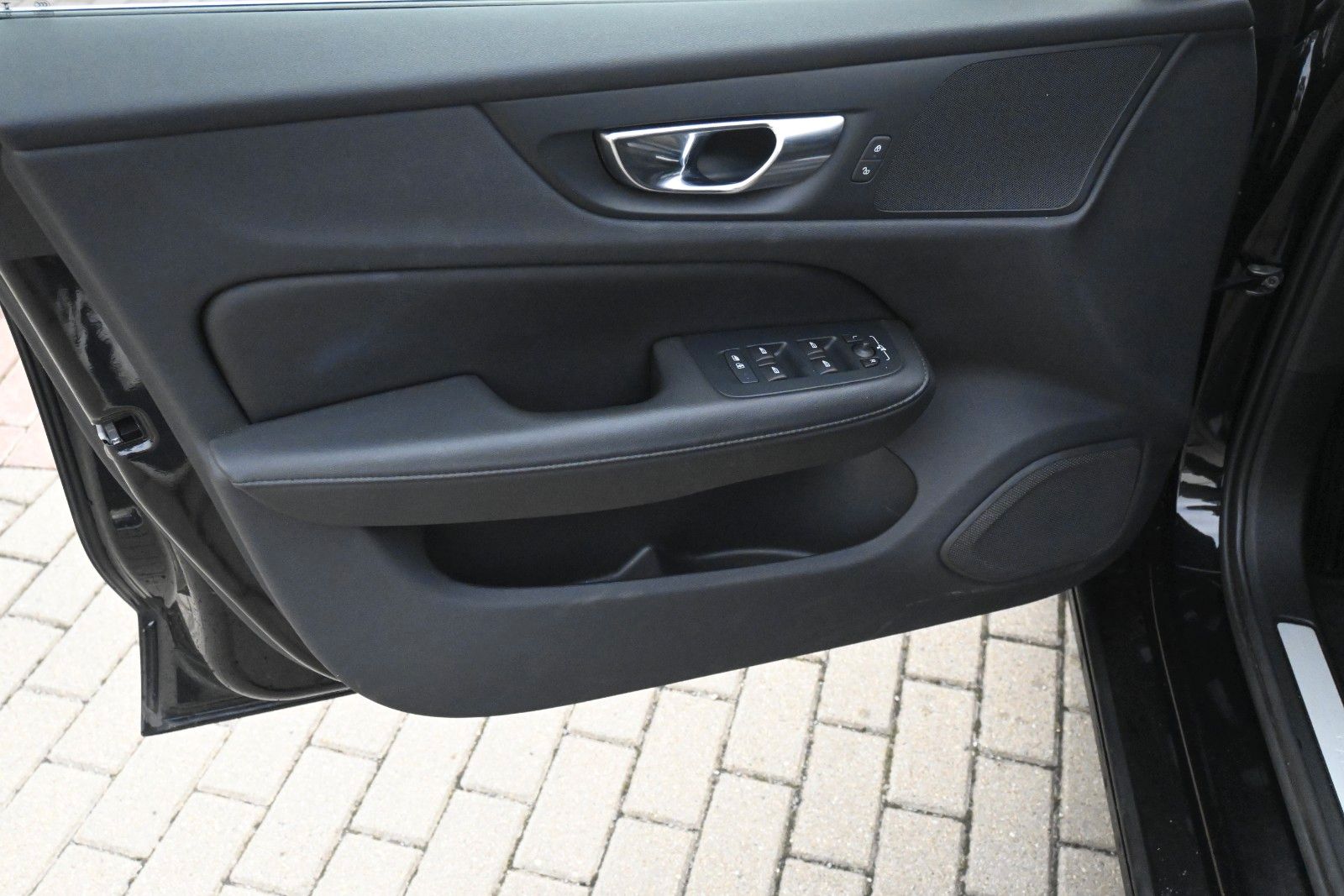 Fahrzeugabbildung Volvo V60 T6 Essential AWD*STHZG*PDC*AHK*Leder*LHZG*