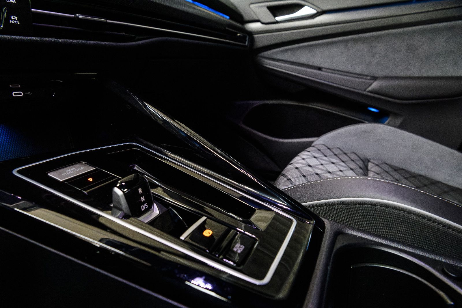 Fahrzeugabbildung Volkswagen Golf VIII R-Line +Led +Keyless+We Connect Plus
