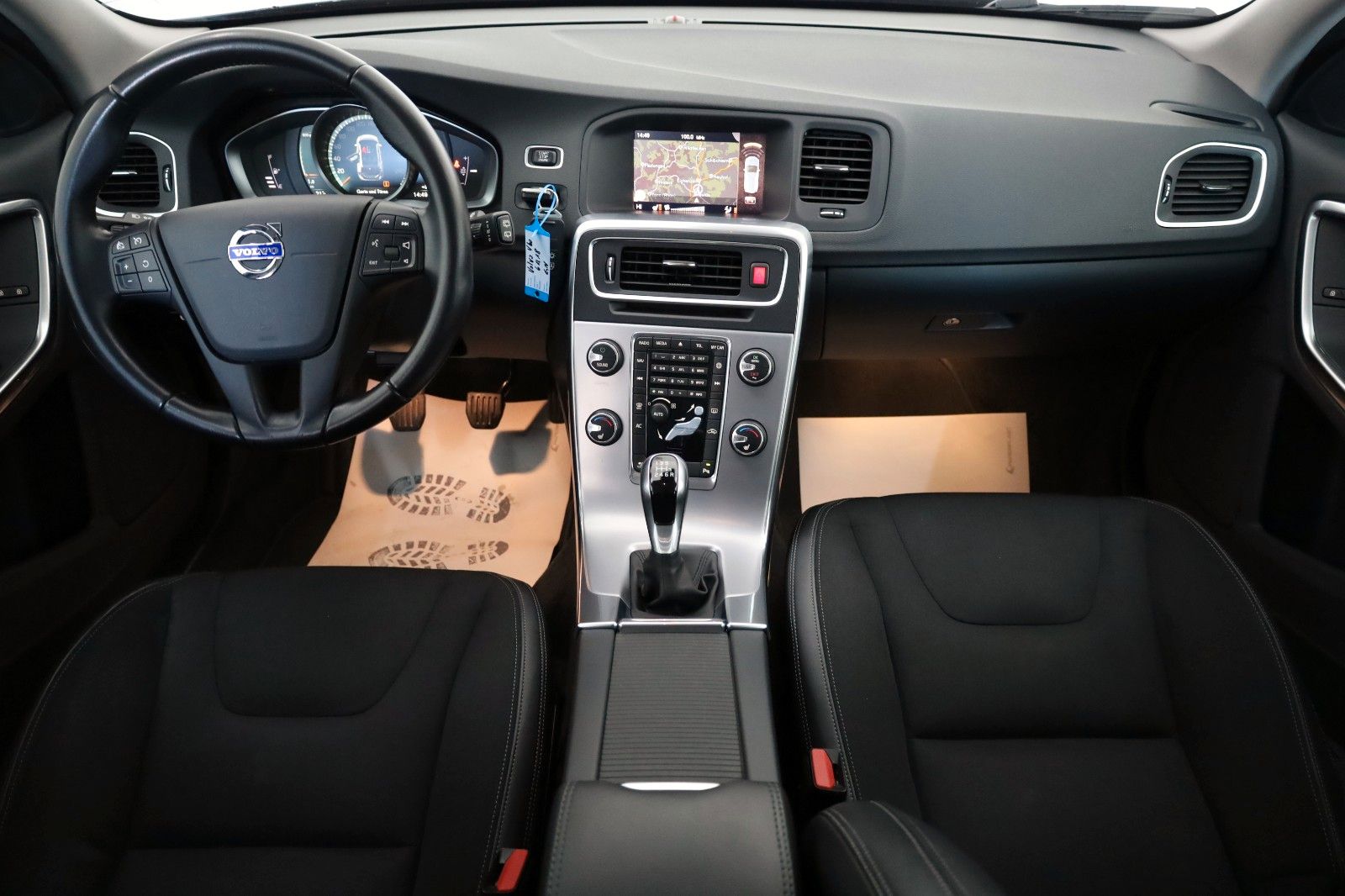 Fahrzeugabbildung Volvo V60 Kombi Linje Business T.Leder,Navi,SH,PDC