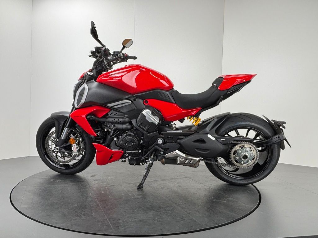 Fahrzeugabbildung Ducati DIAVEL V4 *NEUWERTIG *1. HAND
