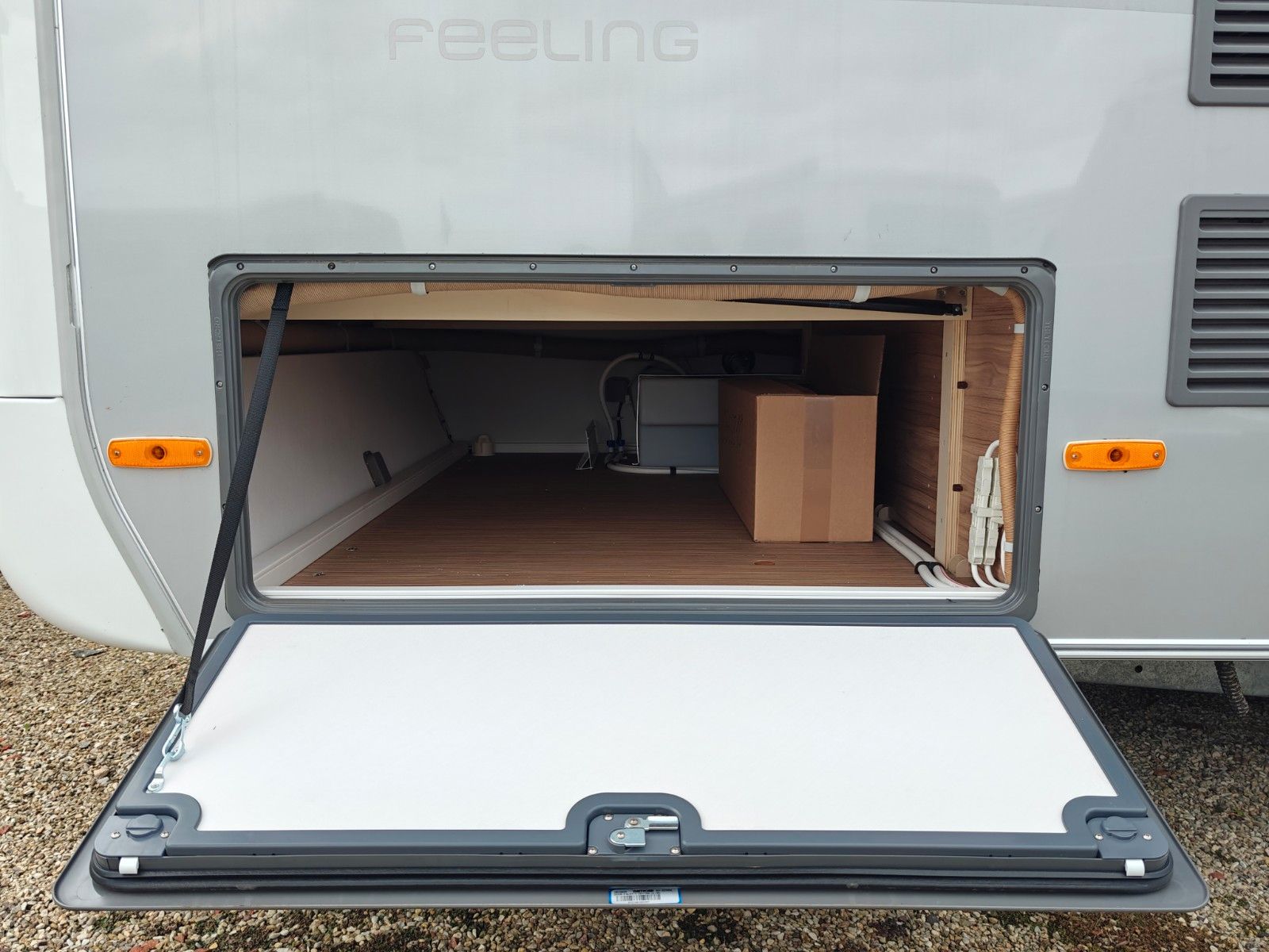 Fahrzeugabbildung HYMER / ERIBA / HYMERCAR Feeling 425 Schlafdach - JETZT 6.464€ SPAREN !!!