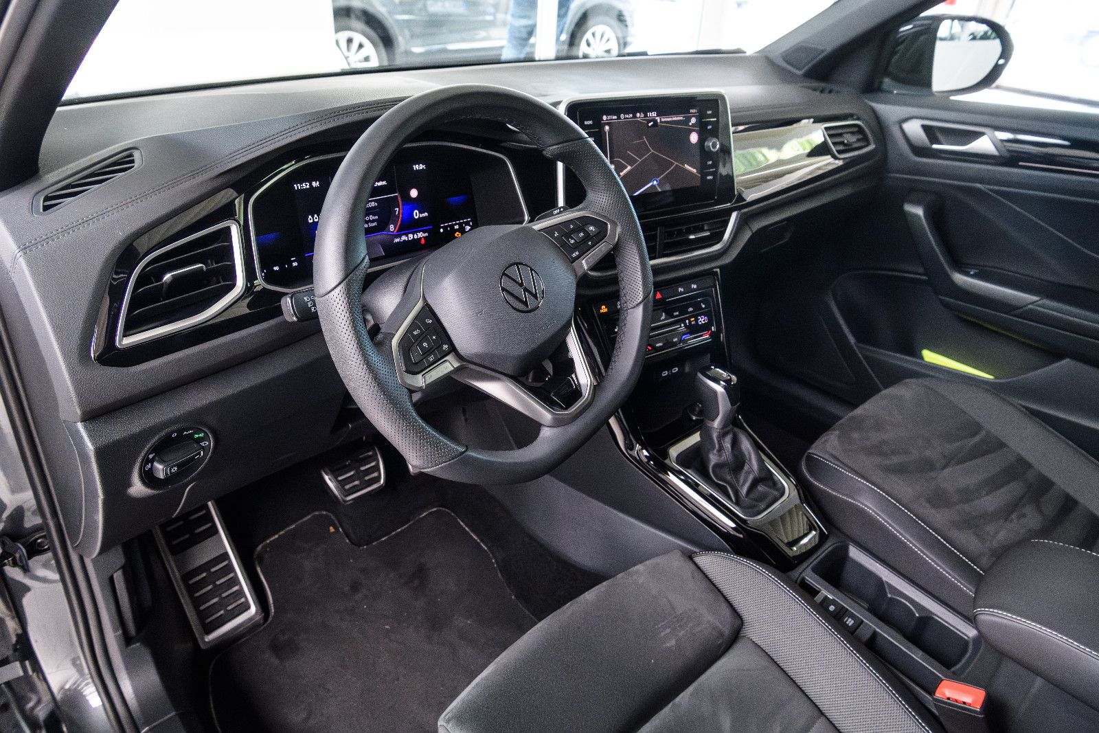 Fahrzeugabbildung Volkswagen T-Roc R-Line 1.5 TSI DSG LED+AHK+KAMERA+ACC+SHZ