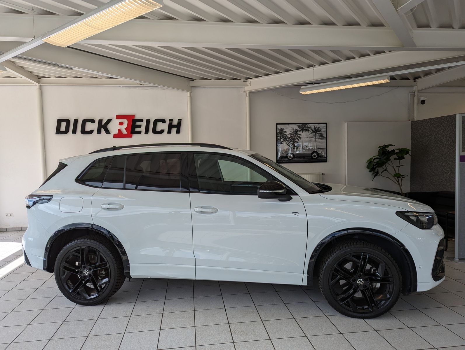 VW Tiguan 2.0TDI R-Line 4M Pano Black AHK Matrix 20 - Image 8