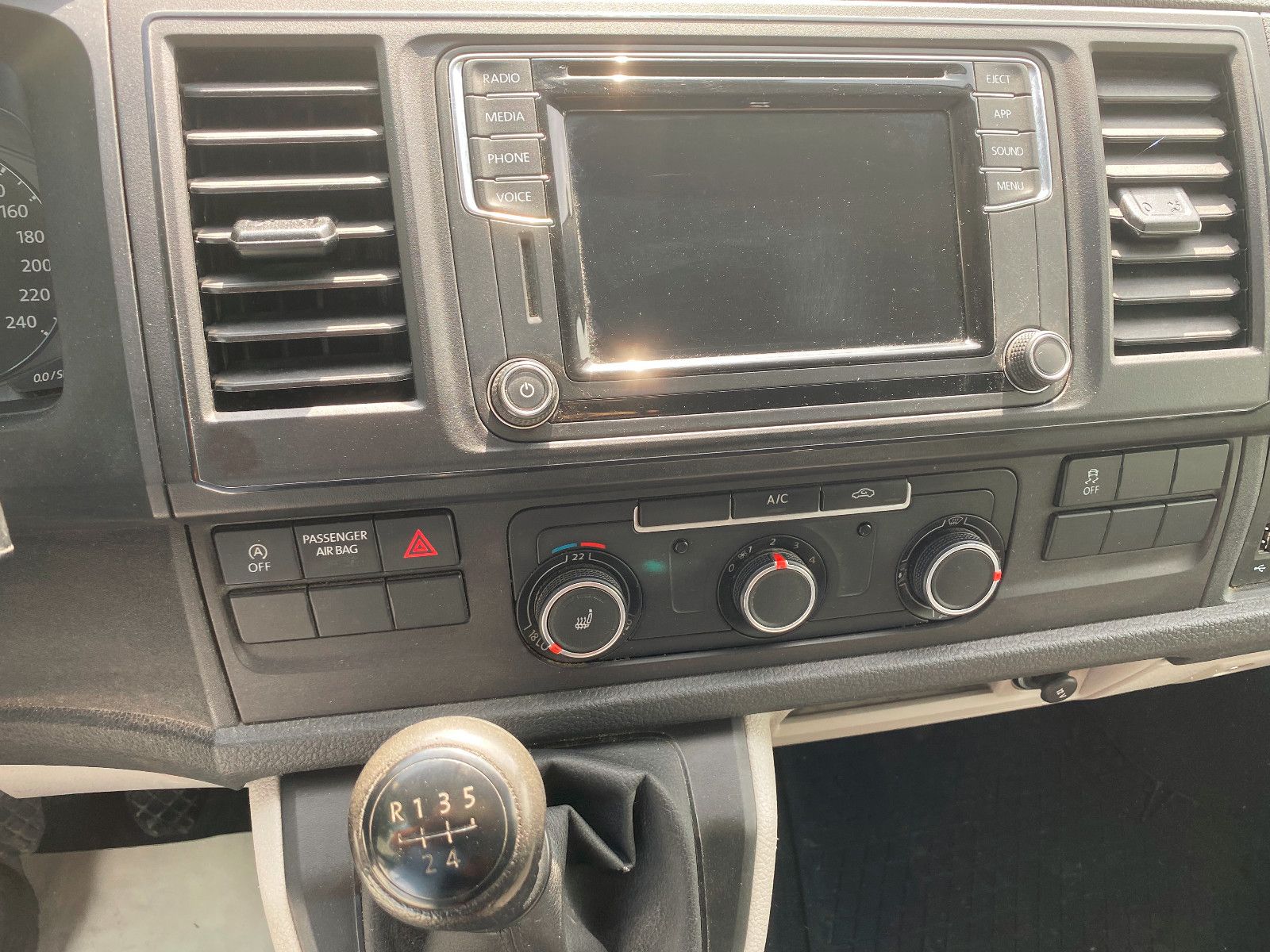 Fahrzeugabbildung Volkswagen T6TransporterKasten lang,AHK,REGALE,StH,67781Km