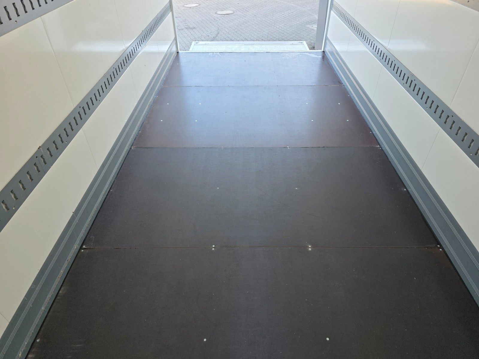 Fahrzeugabbildung Iveco Eurocargo 80E21 Koffer LBW